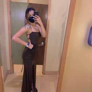 Brown slit dress with scrunched side.Stretchy material Backless